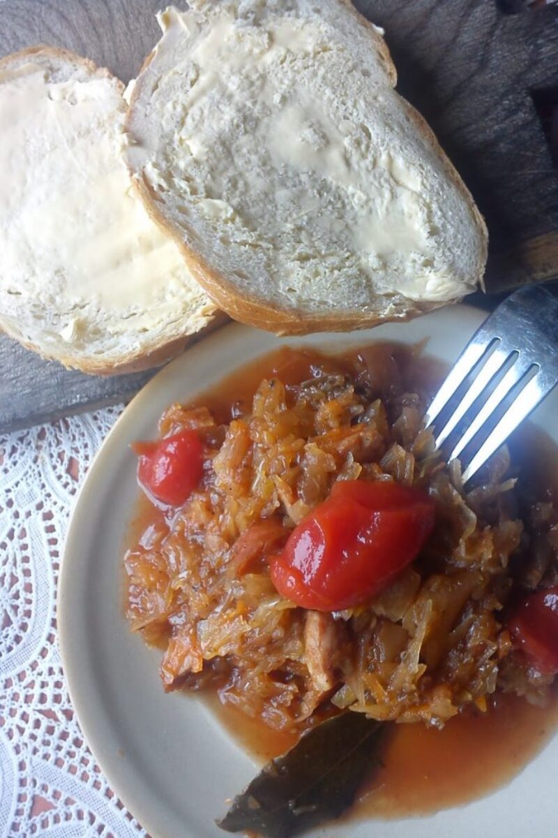 Bigos z kapusty mieszanej – kuchnia staropolska.