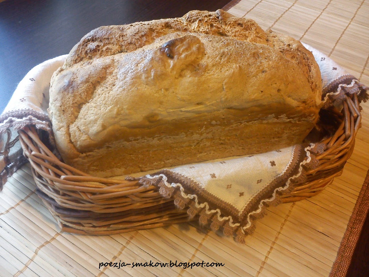 Chleb z mąk mieszanych.