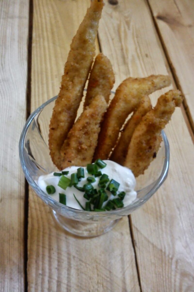 Nuggetsy drobiowe z sosem czosnkowym.