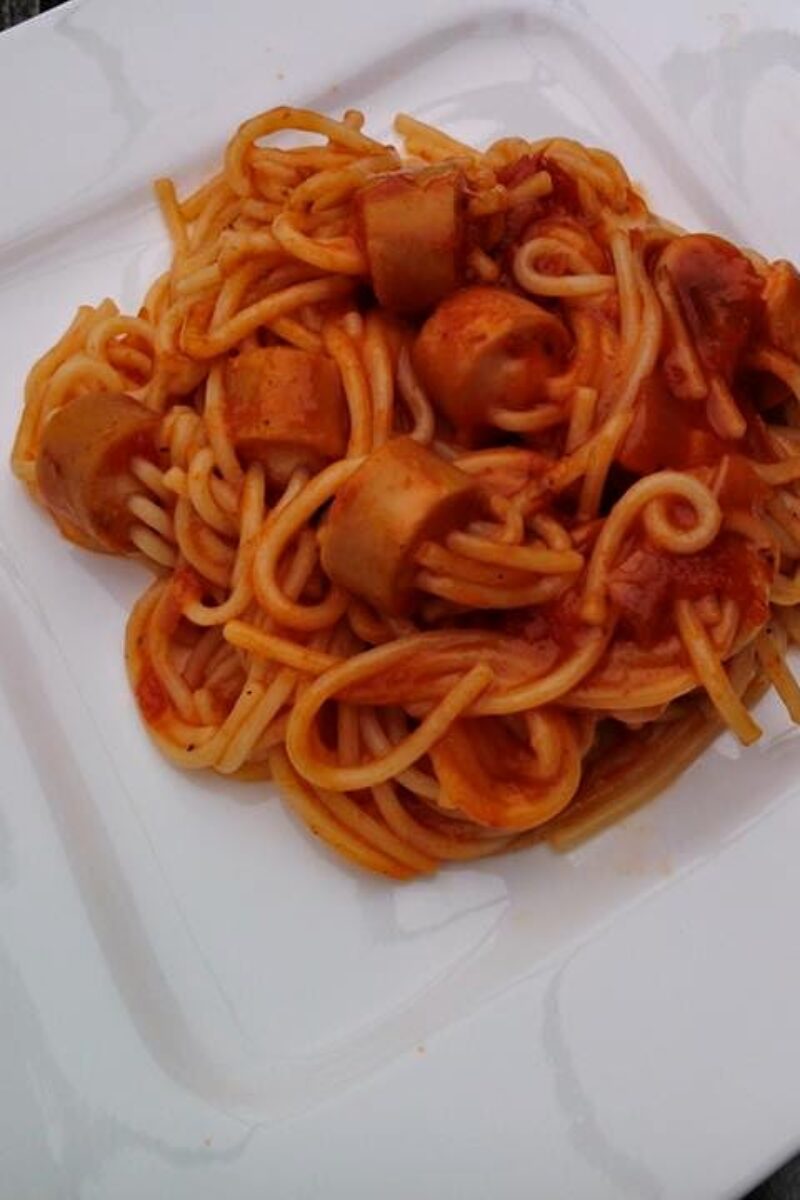 Parówki nadziewane makaronem spaghetti, w sosie pomidorowym.