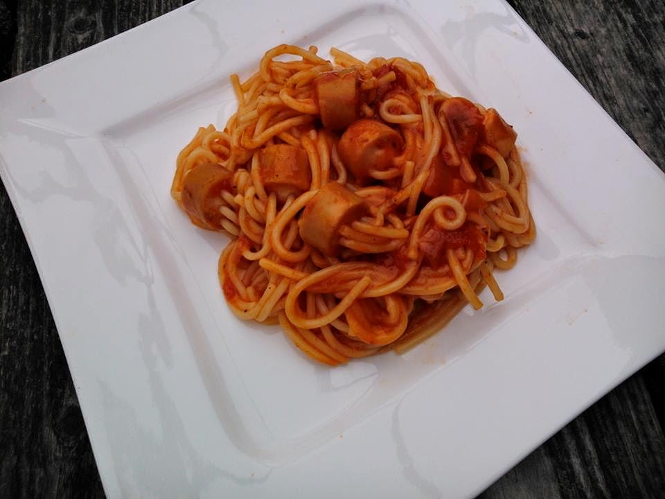 Parówki nadziewane makaronem spaghetti, w sosie pomidorowym.