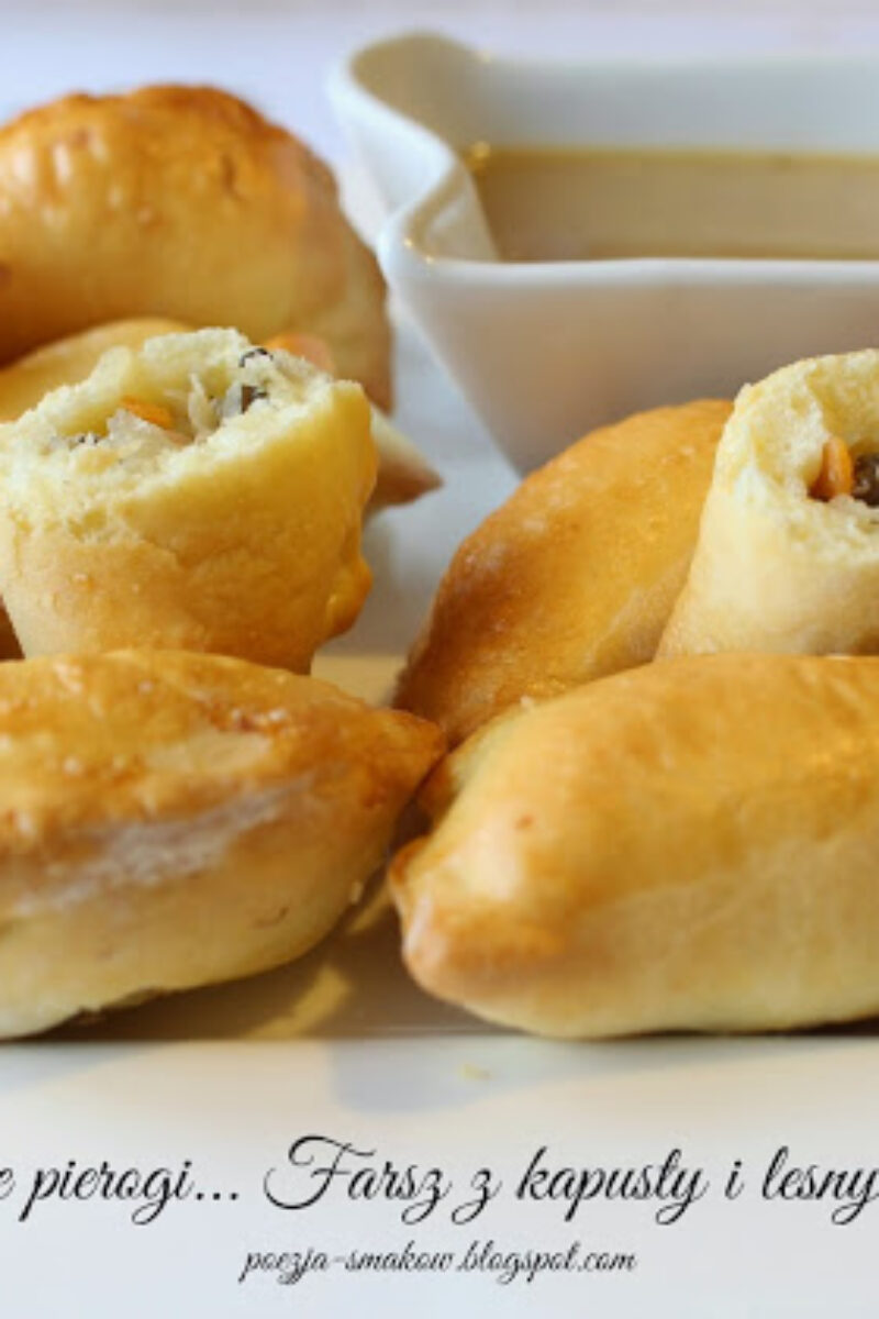 Puchate pierogi drożdżowe. Farsz z kapusty kwaszonej i leśnych grzybów.