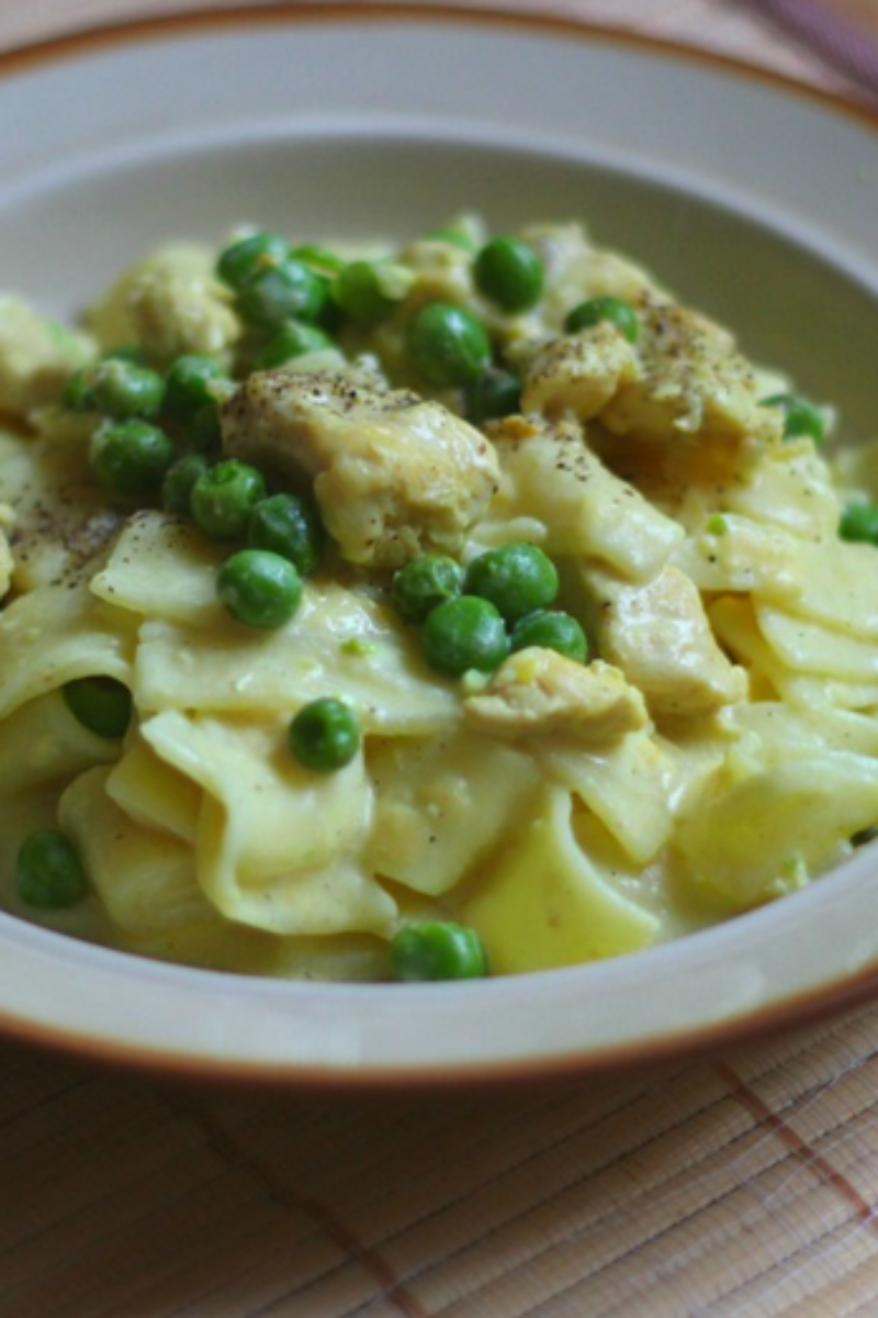Tagliatelle z sosem serowym, kurczakiem i zielonym groszkiem. Szybki obiad.