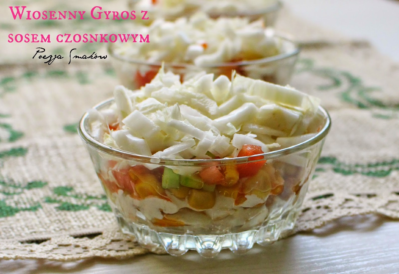 Wiosenny Gyros z sosem czosnkowym – sałatka w wersji light.