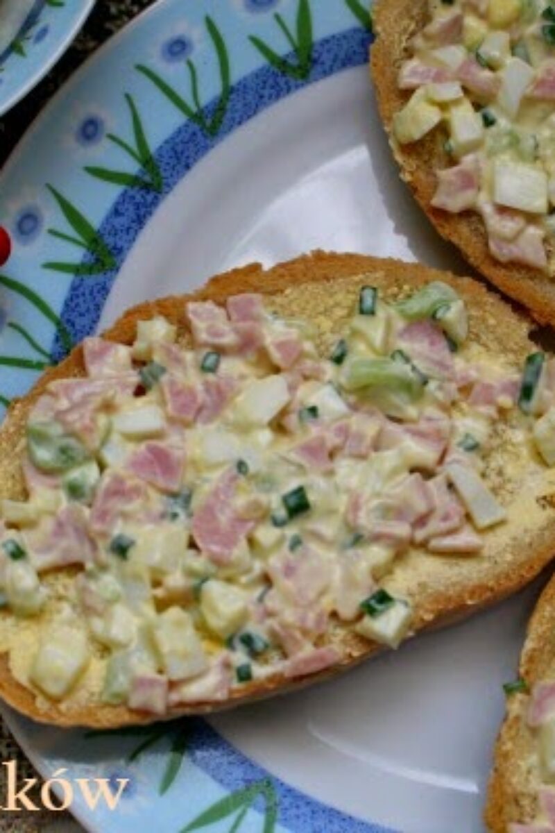 Sałatkowa pasta do kanapek z szynką i szczypiorkiem.
