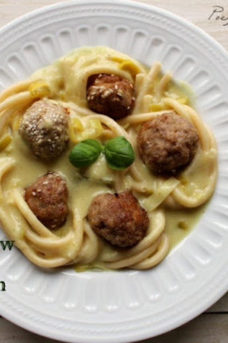 Pulpety musztardowe, w sosie musztardowym podane na spaghetti.