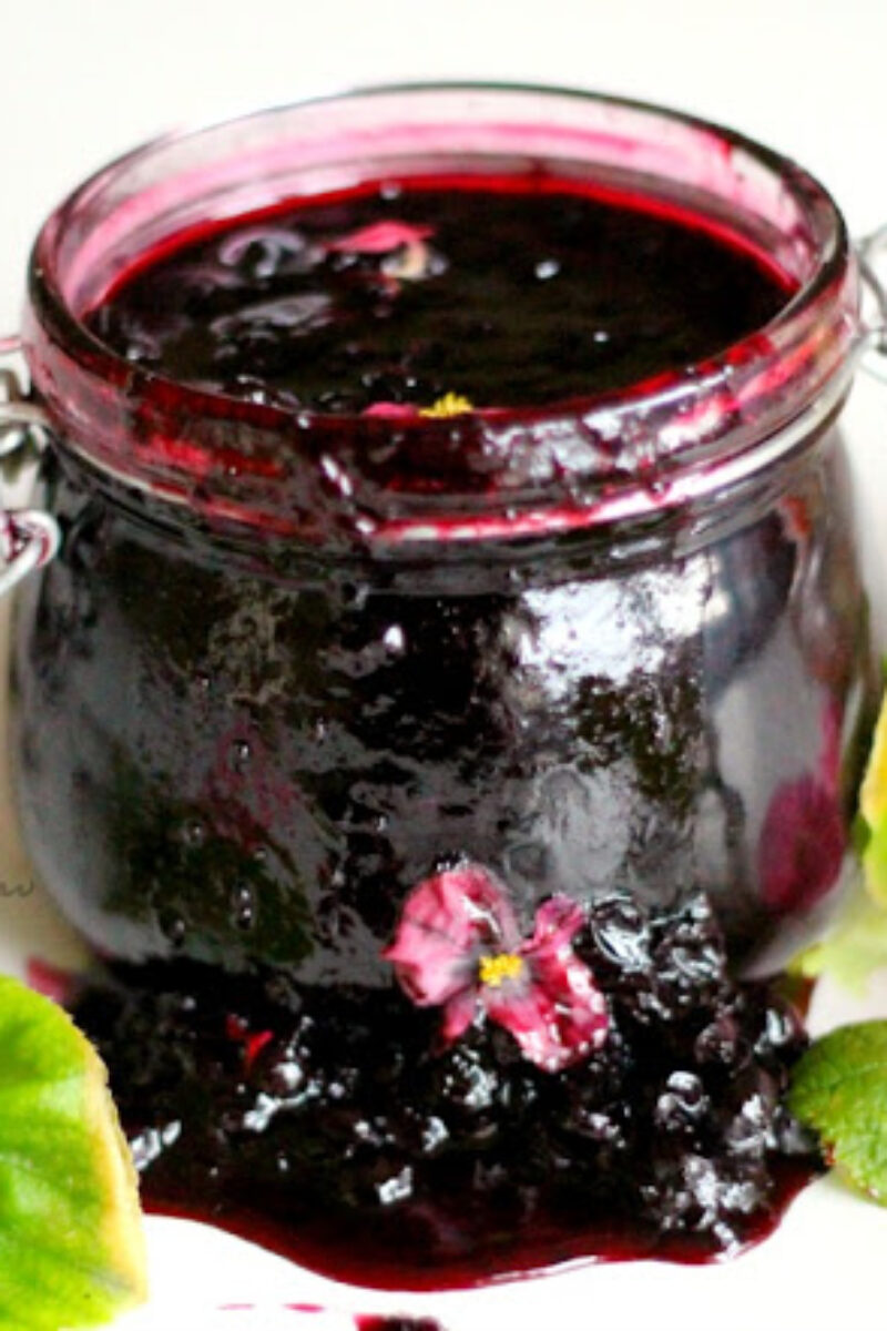 Dżem z czarnej porzeczki – naturalny i z całymi owocami.