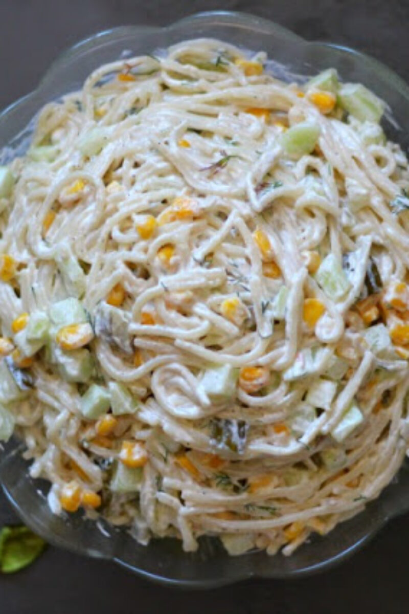 Sałatka ogórkowa z makaronem spaghetti.