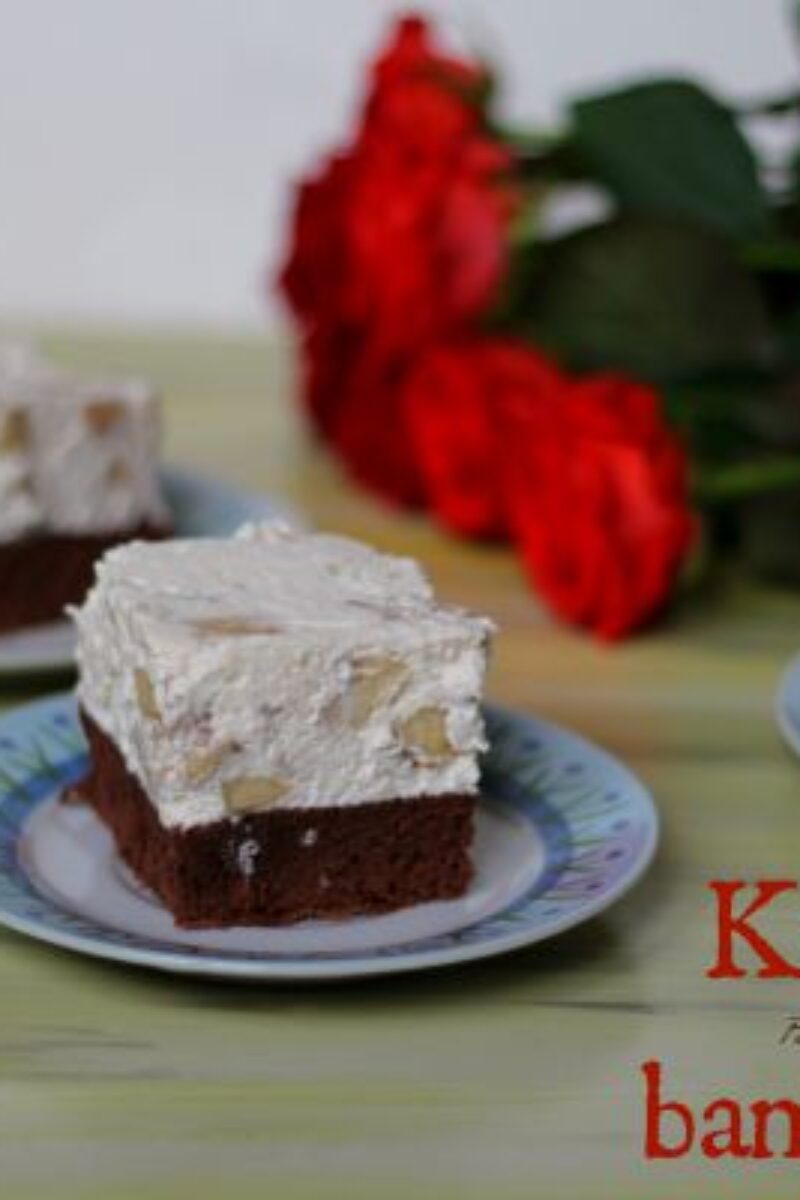Kostka bananowa – łatwy bananowiec na ciemnym biszkopcie.