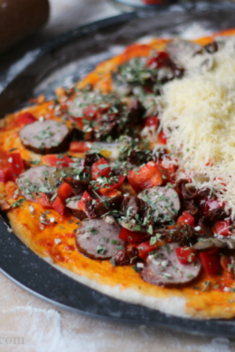 Pizza z wędzonkami i pastą chili.