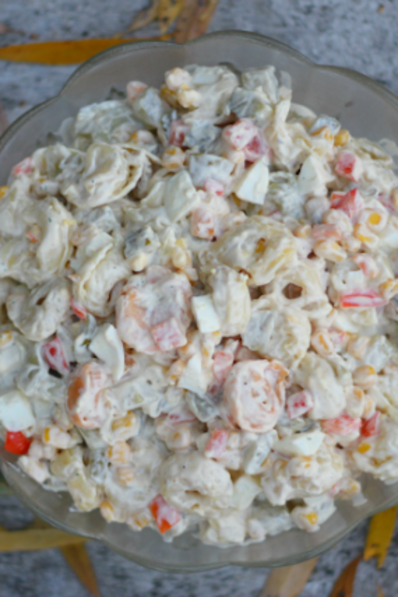 Sałatka z makaronem tortellini – pyszna, szybka, stosunkowo tania i taka której dużo wychodzi.