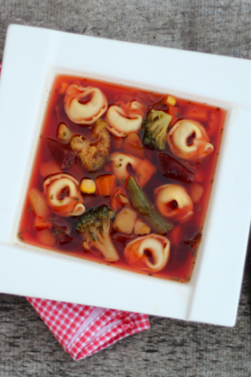 Włoska zupa jarzynowa – Minestrone, z makaronem Tortellini.