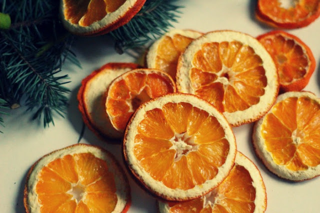 Jak suszyć pomarańcze? Jadalne, suszone i pachnące ozdoby świąteczne.
