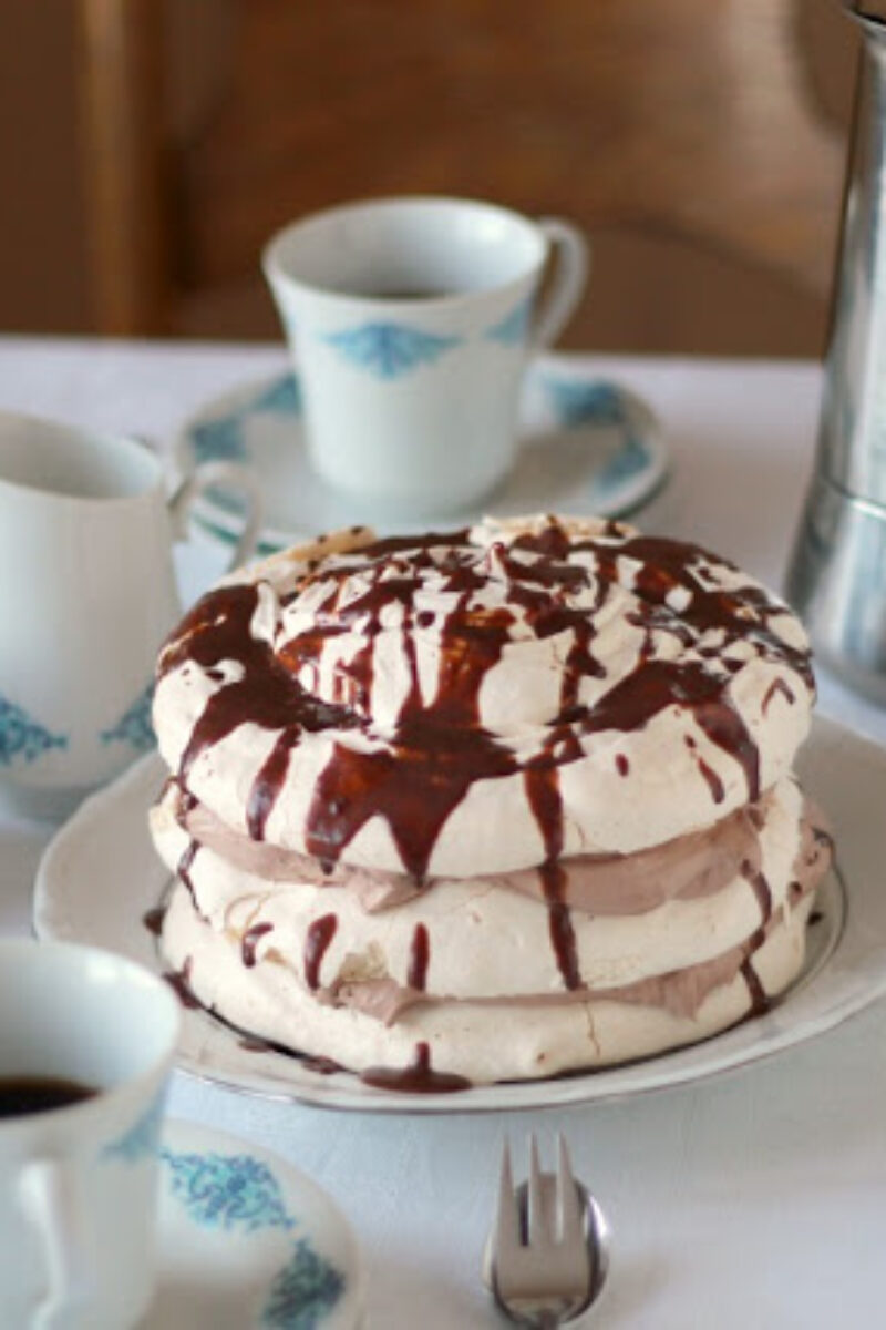 Kremowy torcik bezowy z ganache czekoladowym – idealny do kawy.