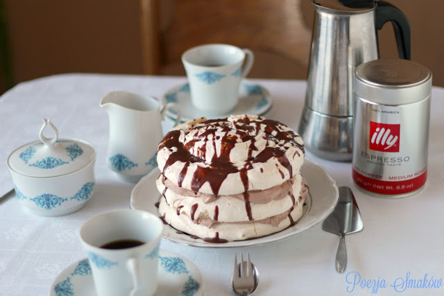 Kremowy torcik bezowy z ganache czekoladowym – idealny do kawy.