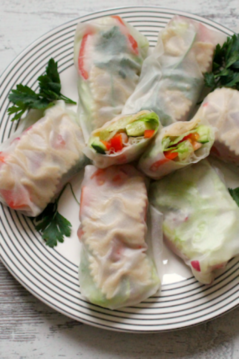 Wiosenne spring rolls ze świeżymi warzywami i pełnoziarnistym makaronem kokardki.
