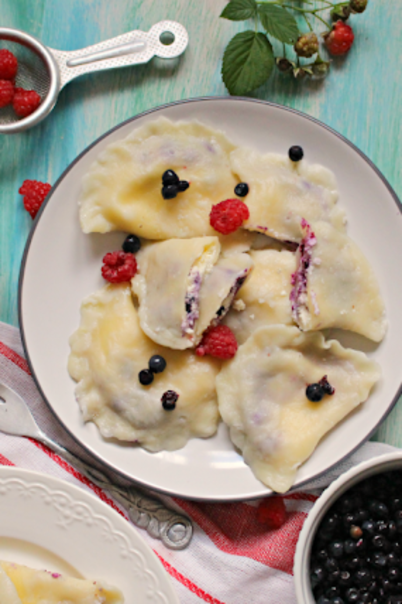 Szybkie pierogi z białym serkiem i jagodami.