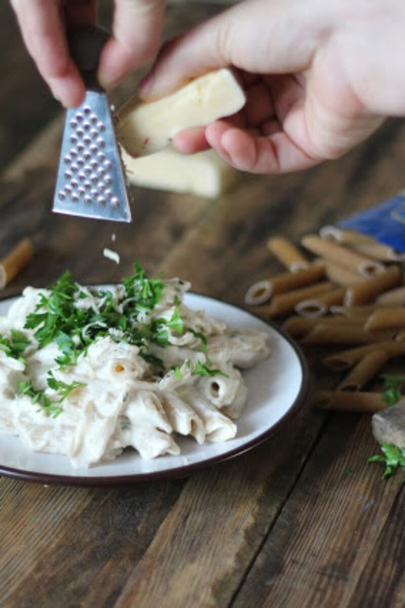 Makaron penne z pięcioma serami.