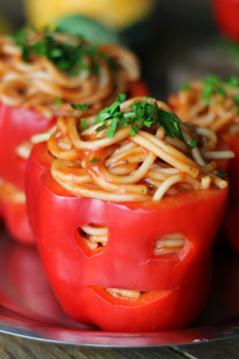 Spaghetti w kubeczkach z papryki, na Halloween.