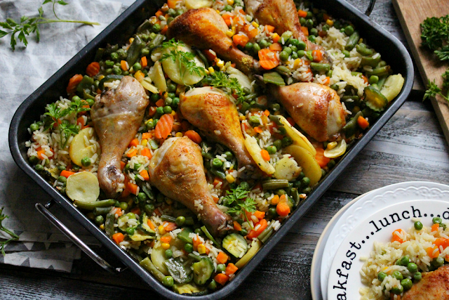 Kurczak zapiekany z ryżem i warzywami – prosty, zdrowy obiad.