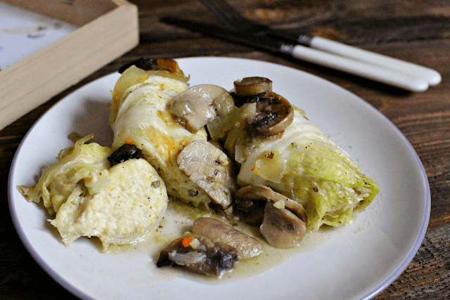 Kapusta pekińska faszerowana białym serem i kaszą jaglaną – błyskawiczne jarskie gołąbki.