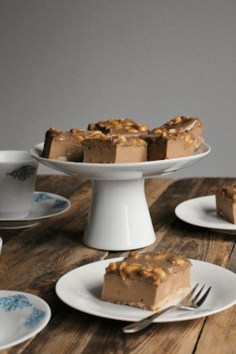 Sernik „Krówka” – bardzo prosty, pieczony sernik z dodatkiem ganache i orzechów.