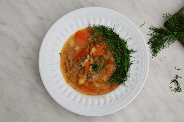 Szczi – rosyjska zupa z młodą kapustą. Wiosenny kapuśniak.