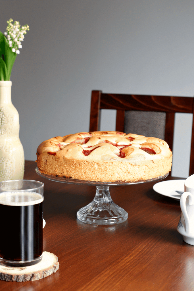 Biszkoptowe ciasto z truskawkami. Przepis na łatwe ciasto z sezonowymi owocami.