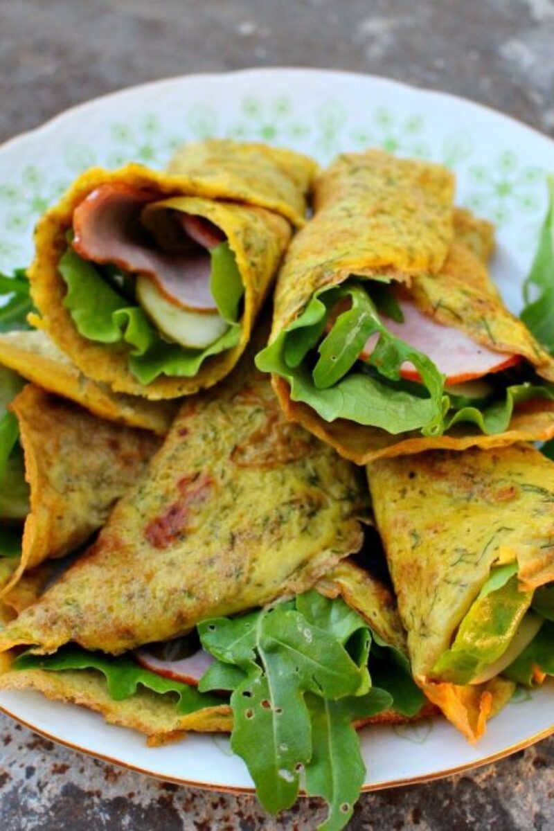 Co jeść zamiast pszennych tortilli? Wiosenne wrapy z cieniutkich omletów.