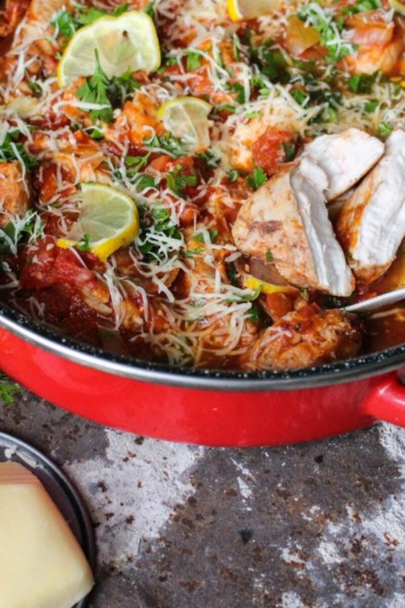 Chicken Kapama – kurczak w ziołach na sposób śródziemnomorski.