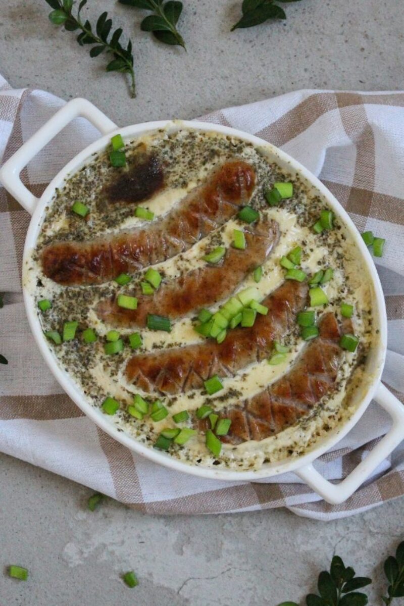 Biała kiełbasa zapiekana w sosie chrzanowym