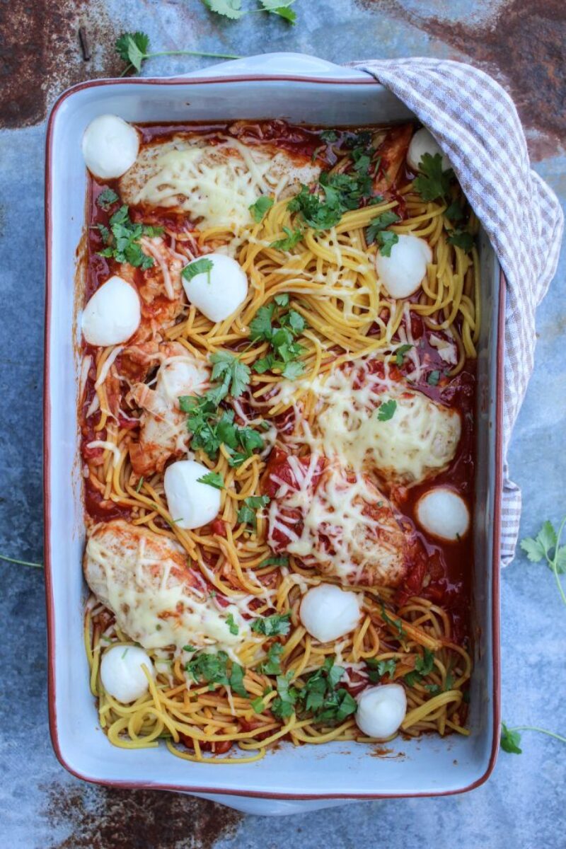 Kurczak parmigiana z makaronem spaghetti.