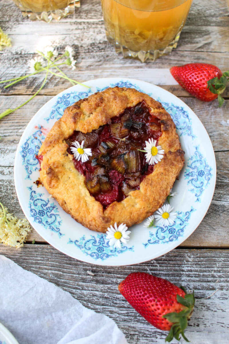 Mini galette z truskawkami, karmelizowanym rabarbarem i gałką lodów waniliowych z oreo