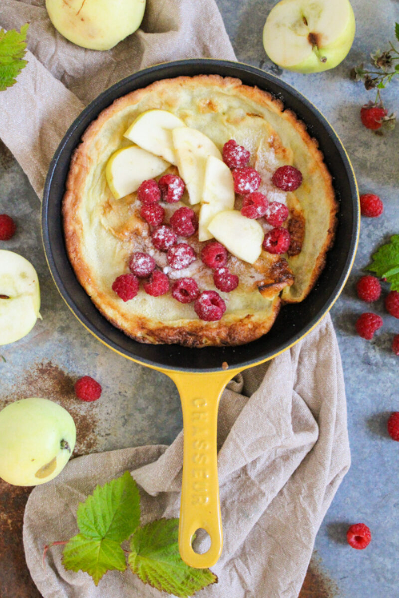 Dutch baby – pieczony naleśnik z owocami.