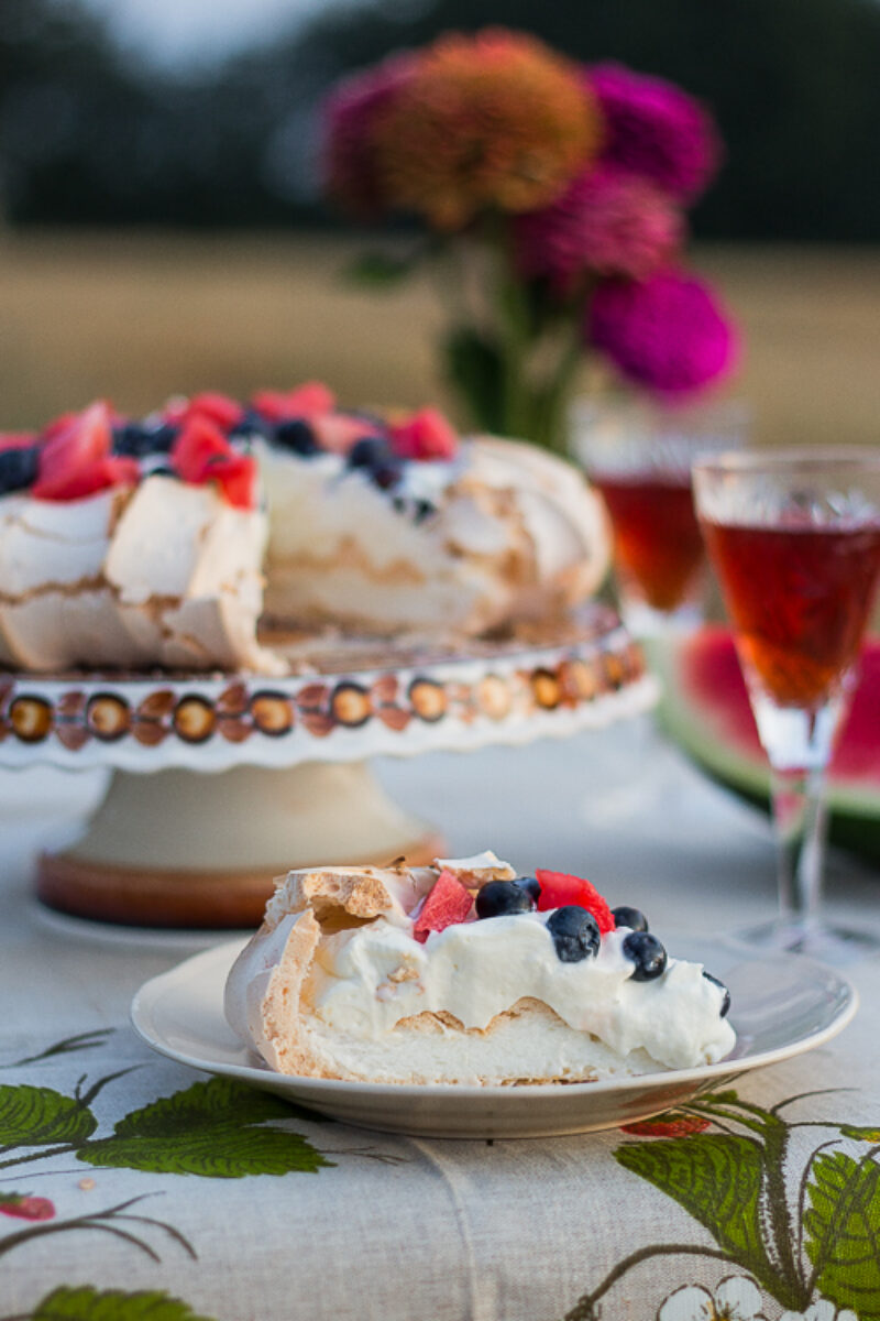 Pavlova z orzeźwiającymi owocami – idealna na upał