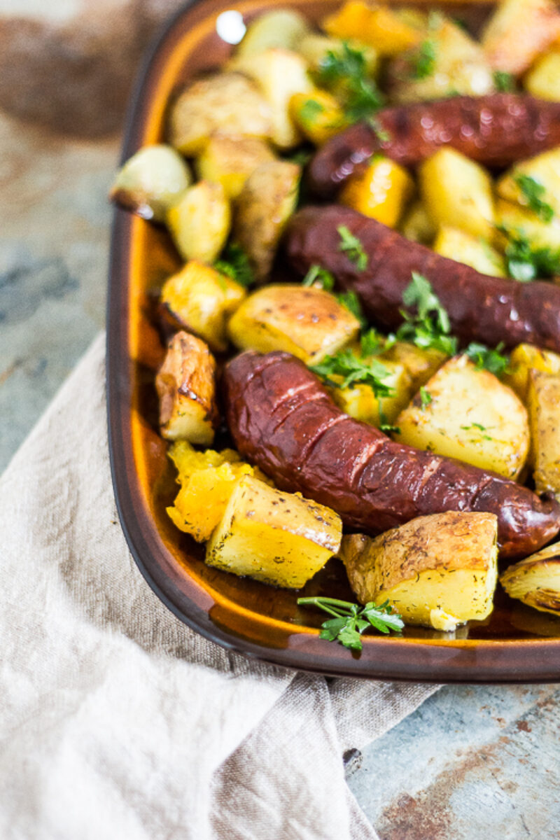 Pieczona kiełbasa w warzywach