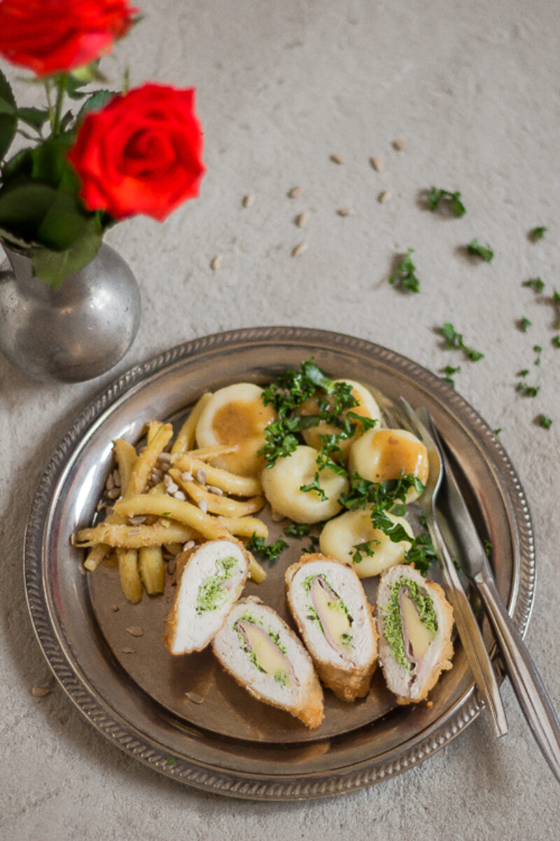 Cordon blue z zielonym pesto. Kotlet szwajcarski.