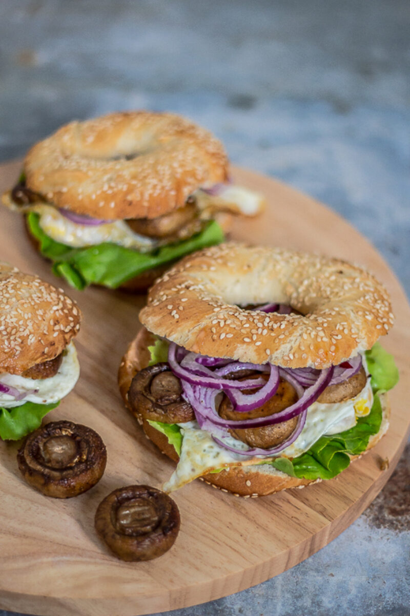 Simit z pieczoną pieczarką i sadzonym jajkiem. Śniadanie w stylu tureckim.