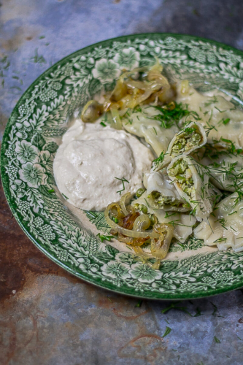 Pierogi z zielonym groszkiem i fetą oraz z puree z karmelizowanej cebuli