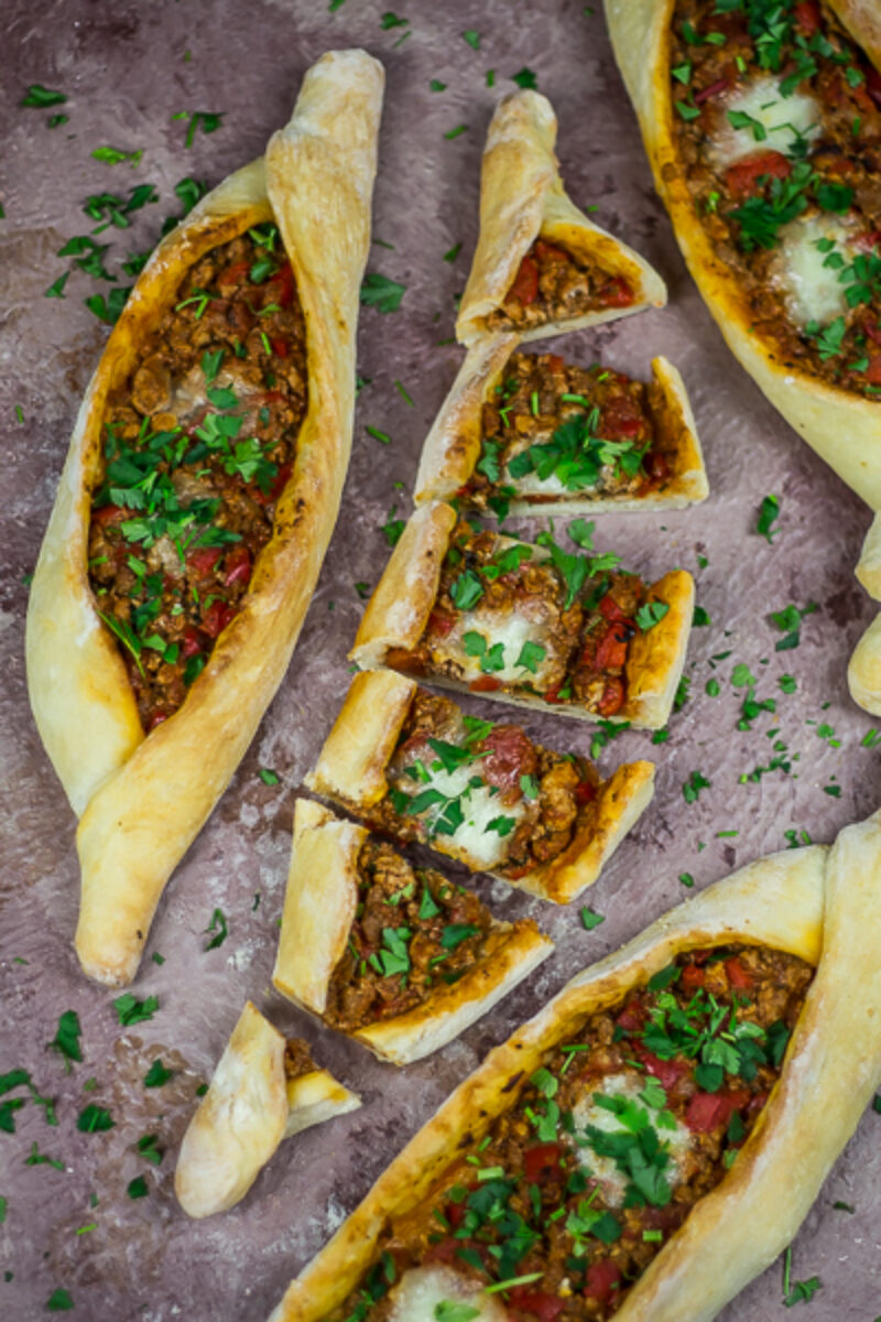 Tureckie pide z wołowiną – turecka pizza.