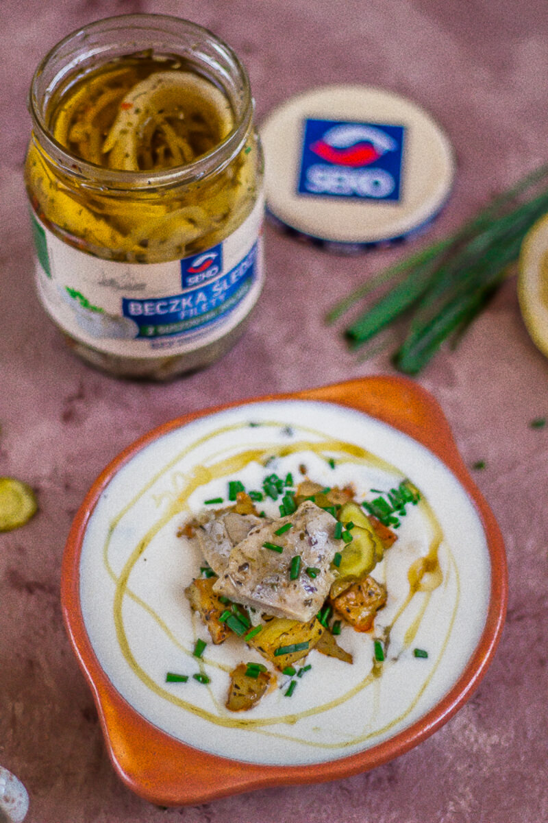 Chłodnik rosyjski z chrzanem, miodem, śledziem i pieczonymi ziemniakami.