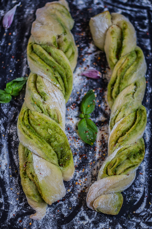 Włoski chlebek z zielonym pesto