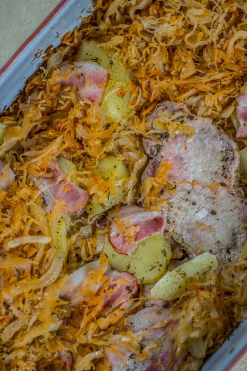 Schab pieczony w kapuście kiszonej