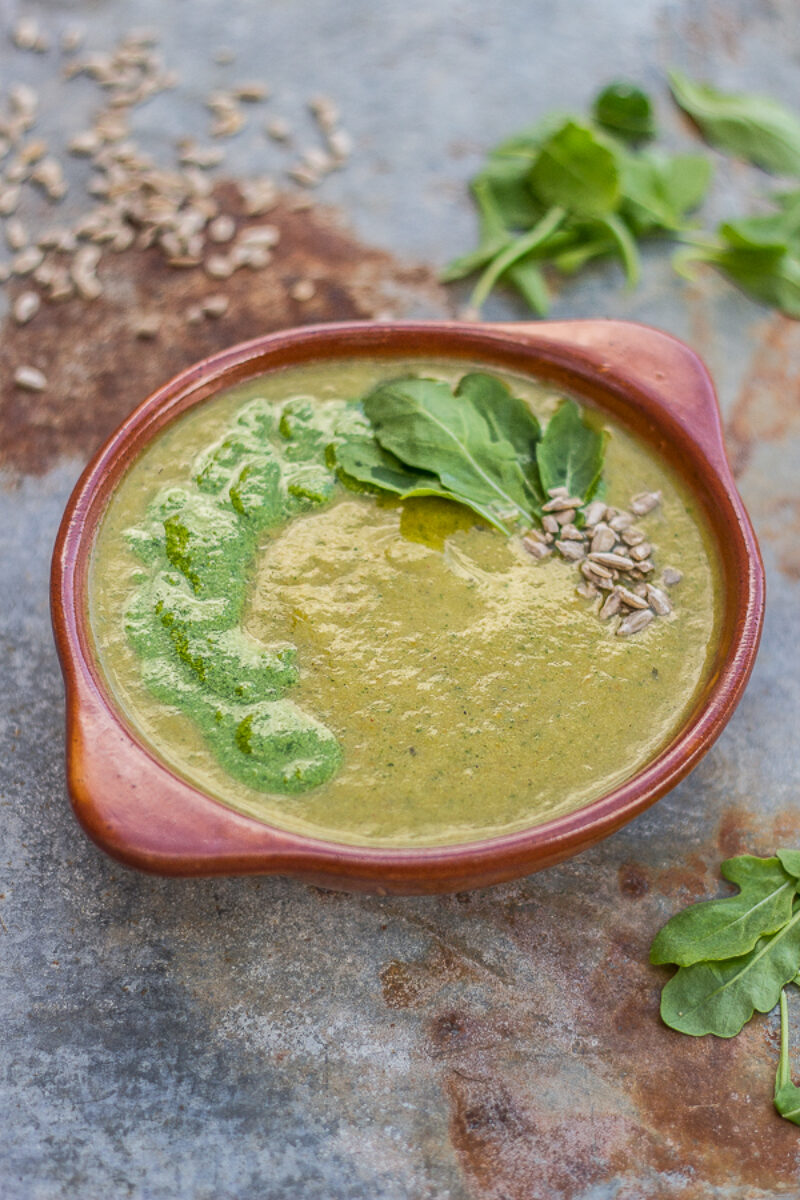 Zupa krem z brokuła z dodatkiem pesto z rukoli