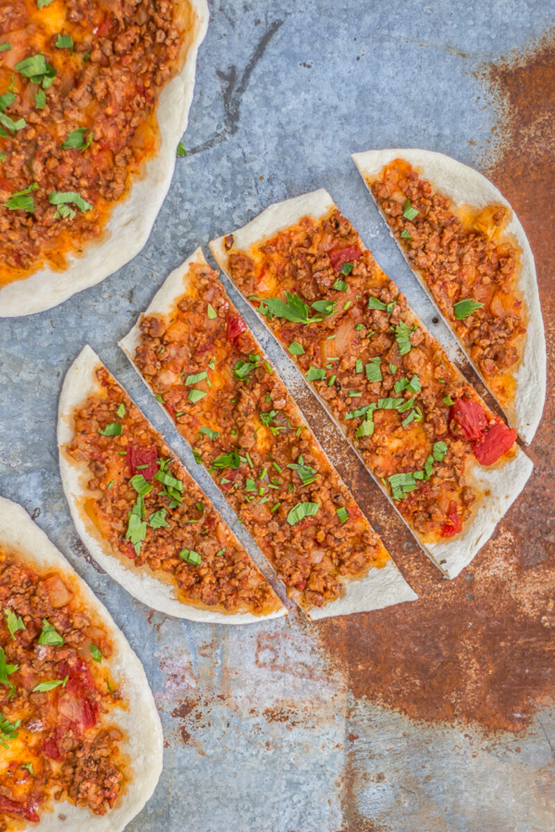Lahmacun – czyli cieniutka turecka pizza.