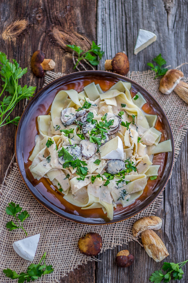 Sos camembert z grzybami i tagliatelle.
