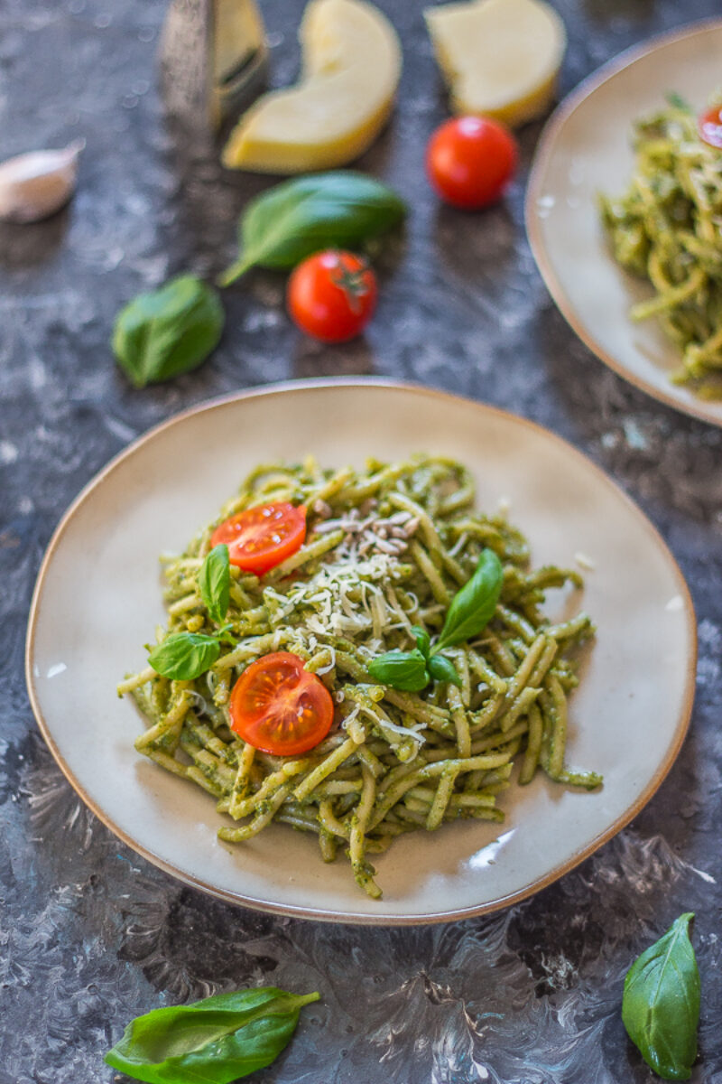 Spaghetti z zielonym pesto bazyliowo-pietruszkowym