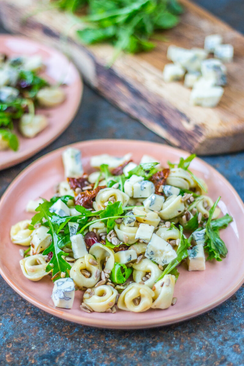 Sałatka z tortellini i suszonymi pomidorami